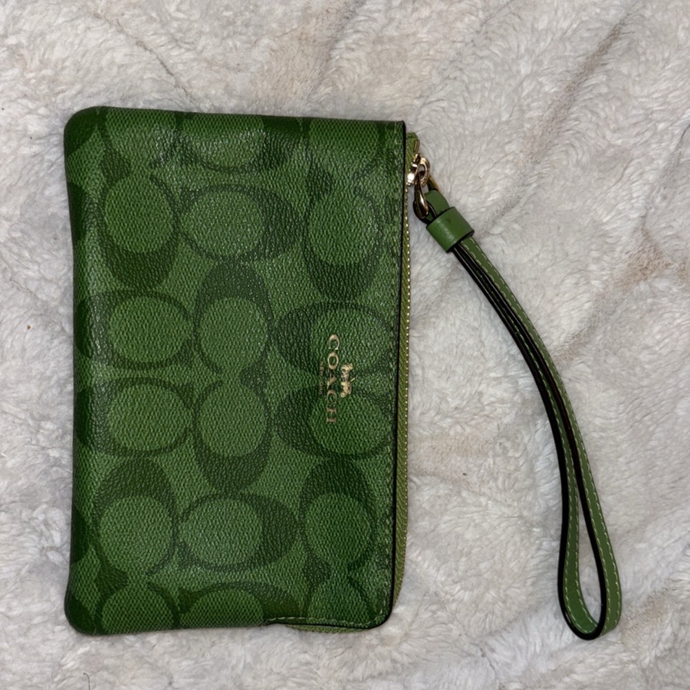 💚 COACH NEON GREEN WALLET 💚